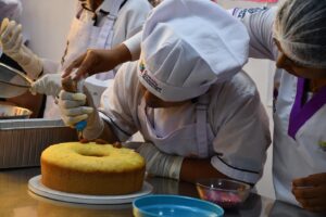 TANQUE DE AGUA Y MODERNA COCINA PARA ESTUDIANTES DE MI PERÚ Y VENTANILLA